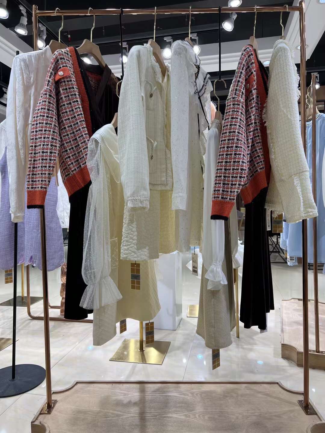 深圳名媛高定輕奢小香風(fēng)系列芭恩娜22秋精 品女裝尾貨批發(fā)