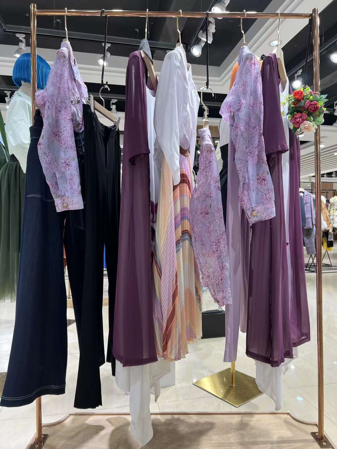 【圖拉】2022秋 深圳高 端設(shè)計(jì)師品牌直女裝播實(shí)體貨源專柜折扣批發(fā)