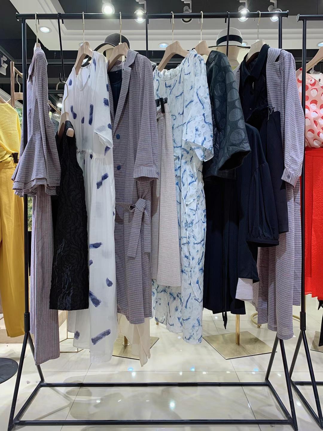 撤柜折扣女裝 臺(tái)繡2022夏怎么找到專柜下架的女裝尾貨廠家一手貨源？