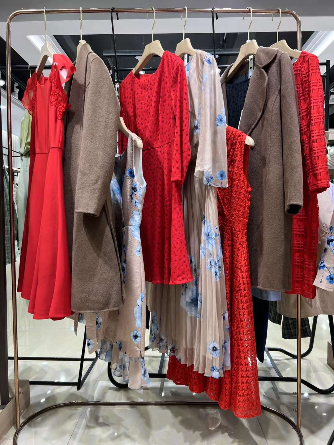 品牌折扣女裝 朗黛國際22秋大 牌女裝直播間貨源從哪里搞回來的貨？