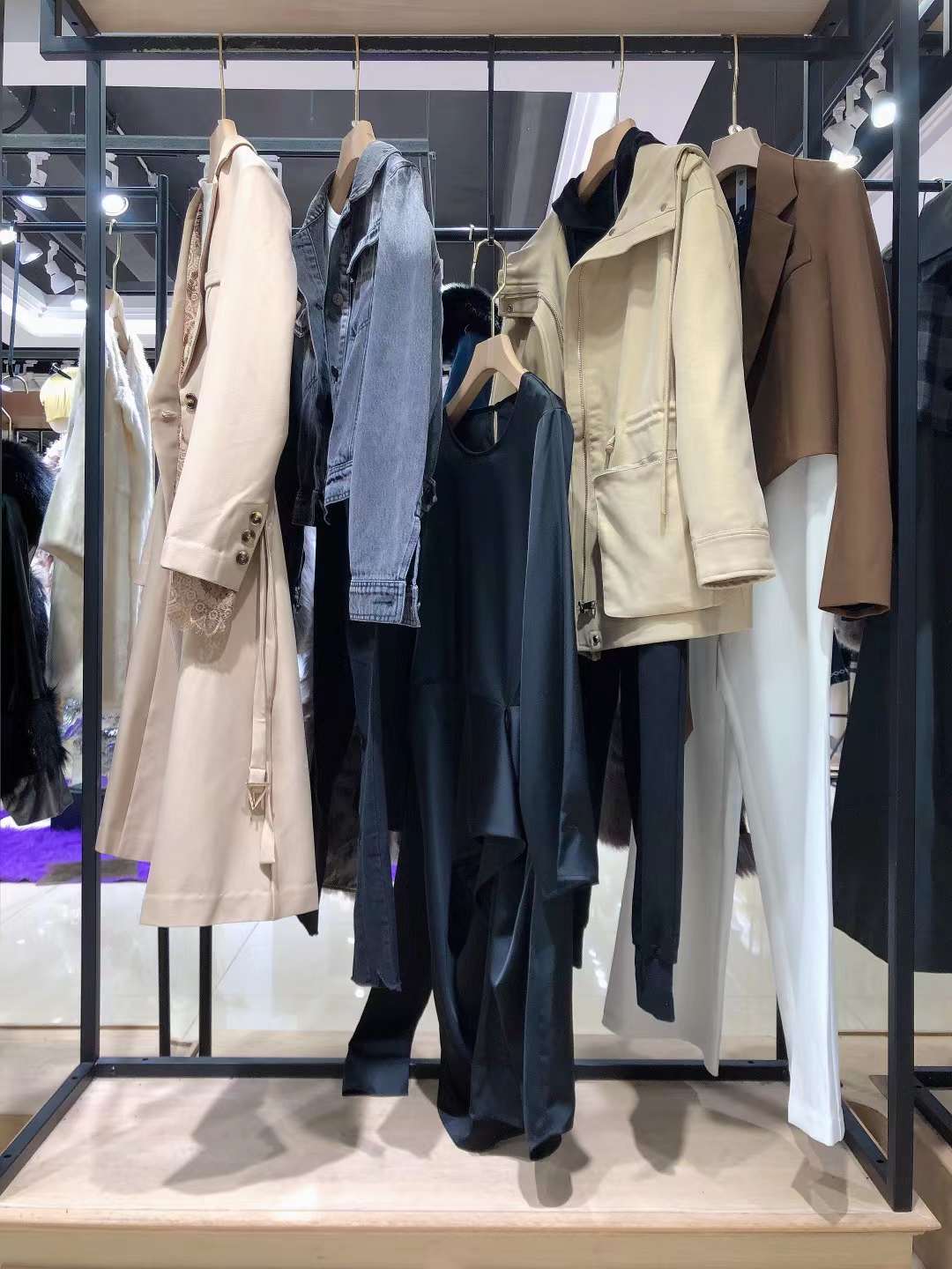 撤柜折扣女裝 米梵·張莉22秋杭州品牌女裝服裝直播間批發(fā)基地