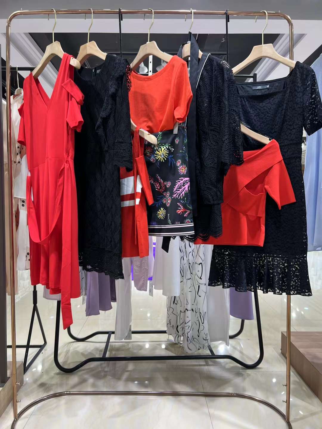 撤柜折扣女裝 艾托奧22秋直播女裝貨源尾貨批發(fā)市場在哪里有？