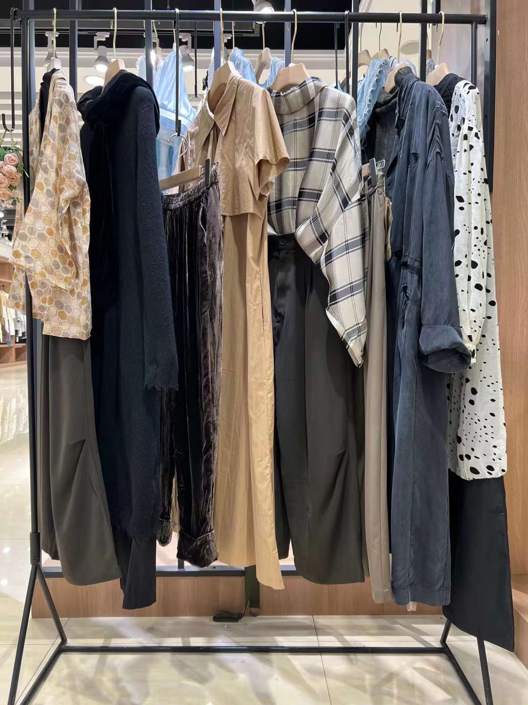 撤柜折扣女裝 云鳳思儒22冬國內(nèi)十 大 品牌女裝尾貨哪一家折扣公司有貨源？