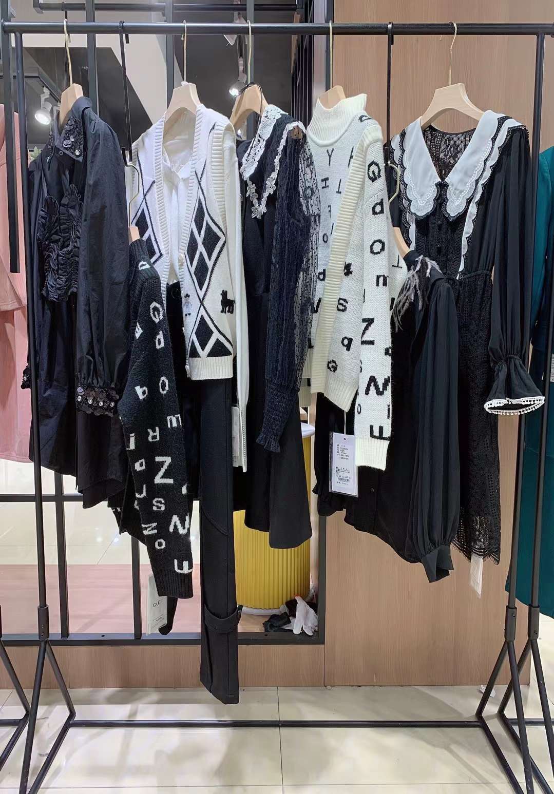 撤柜折扣女裝 紀(jì)優(yōu)希2022秋冬品牌剪標(biāo)專柜女裝尾貨貨源哪里可以批發(fā)？