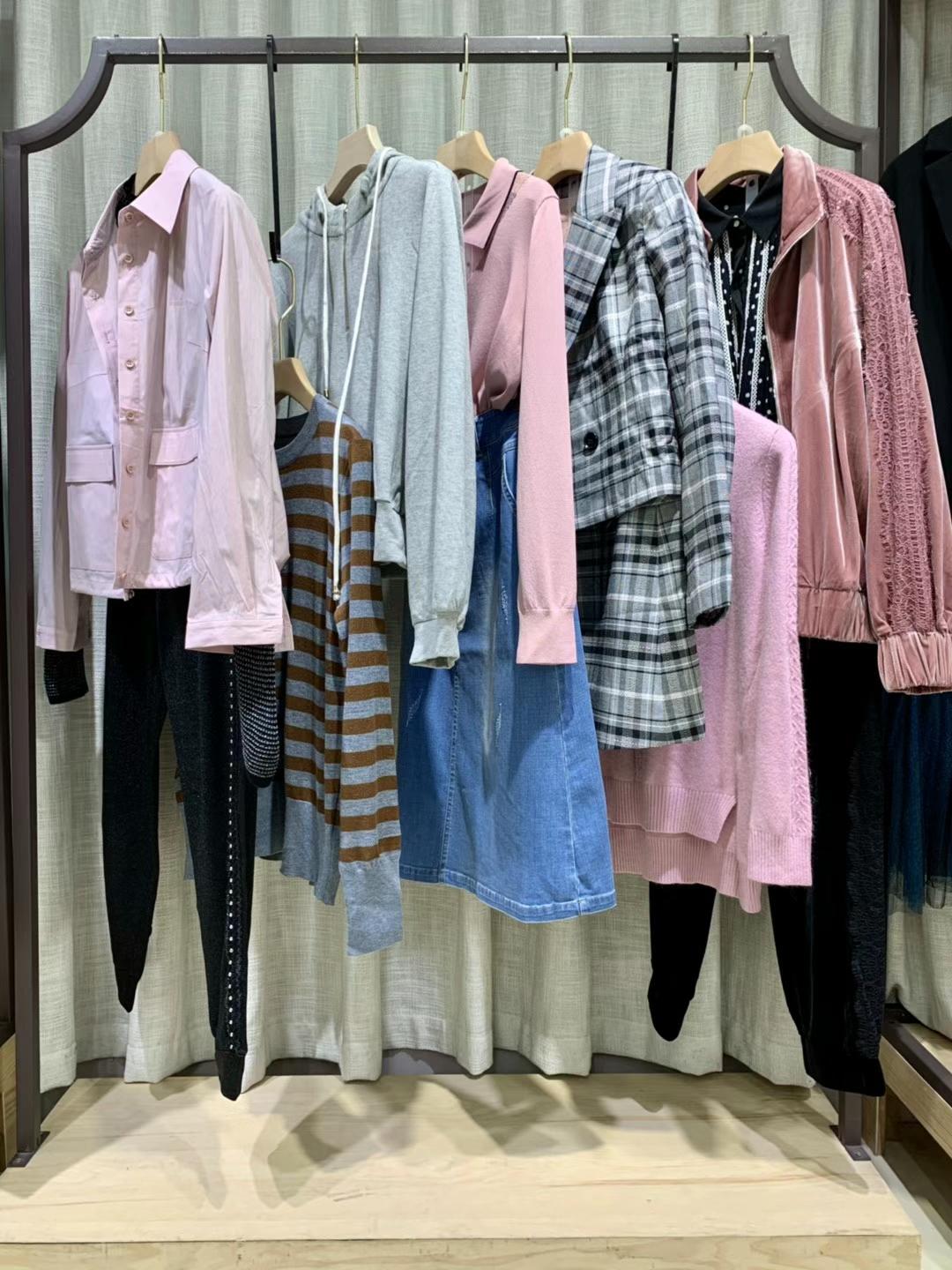 剪標女裝 璟逸 20 22 撤柜女裝直播間貨源都是從哪里來的？