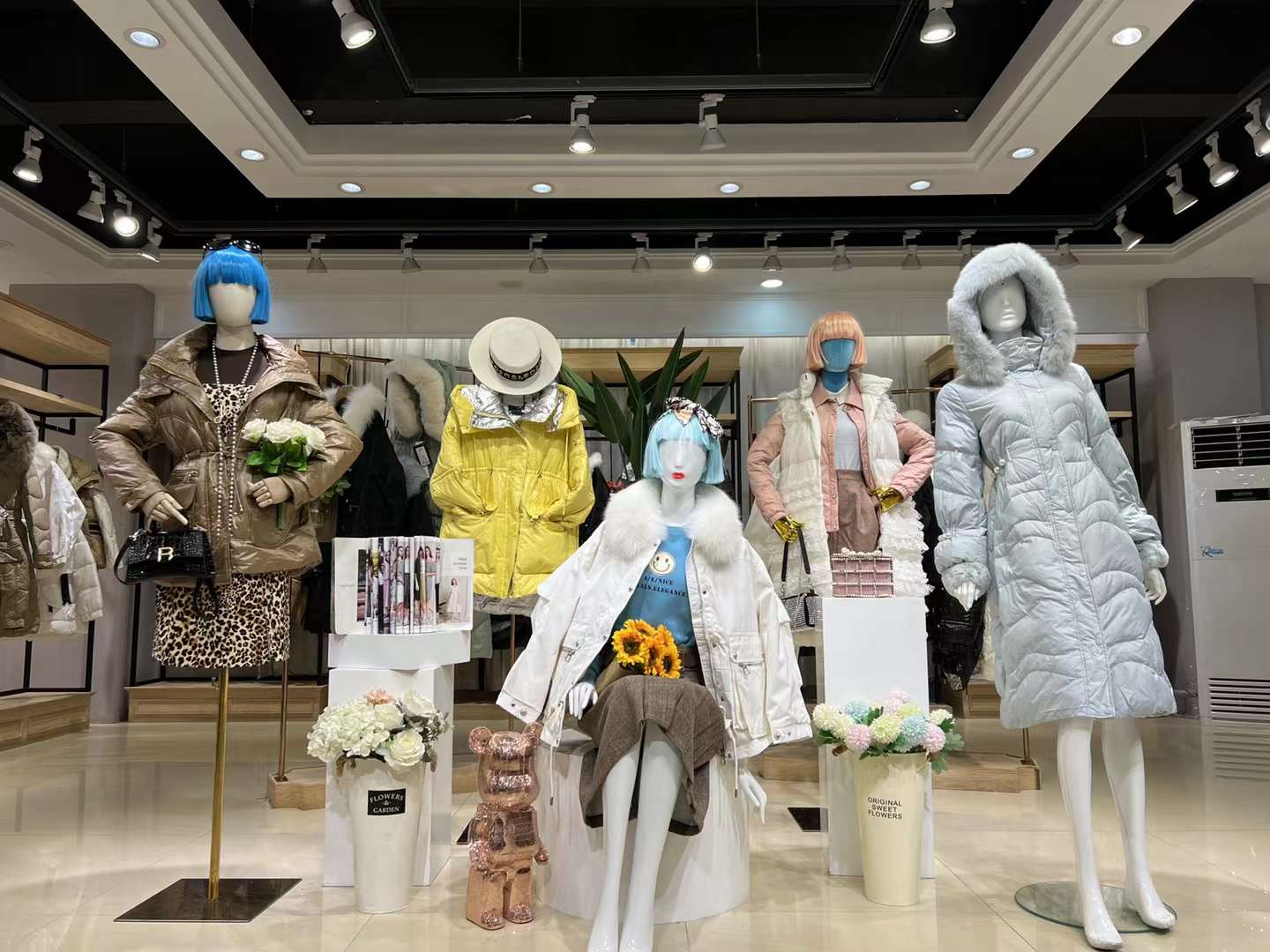 高 端時(shí)尚羽絨服卡布基諾22冬反季特賣品牌折扣女裝羽絨服清倉(cāng)尾貨直播貨源