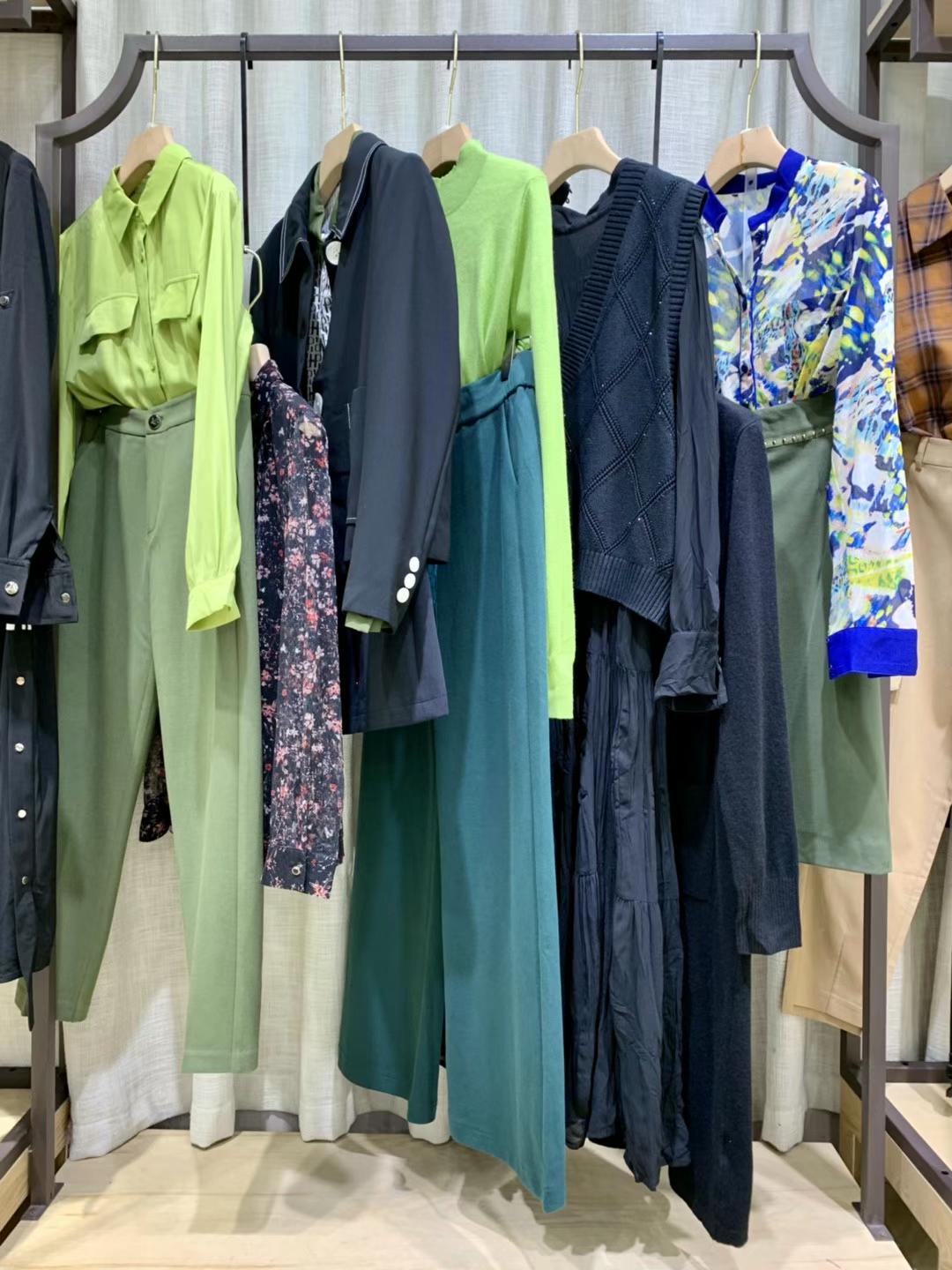 剪標女裝 璟逸 20 22 撤柜女裝直播間貨源都是從哪里來的？