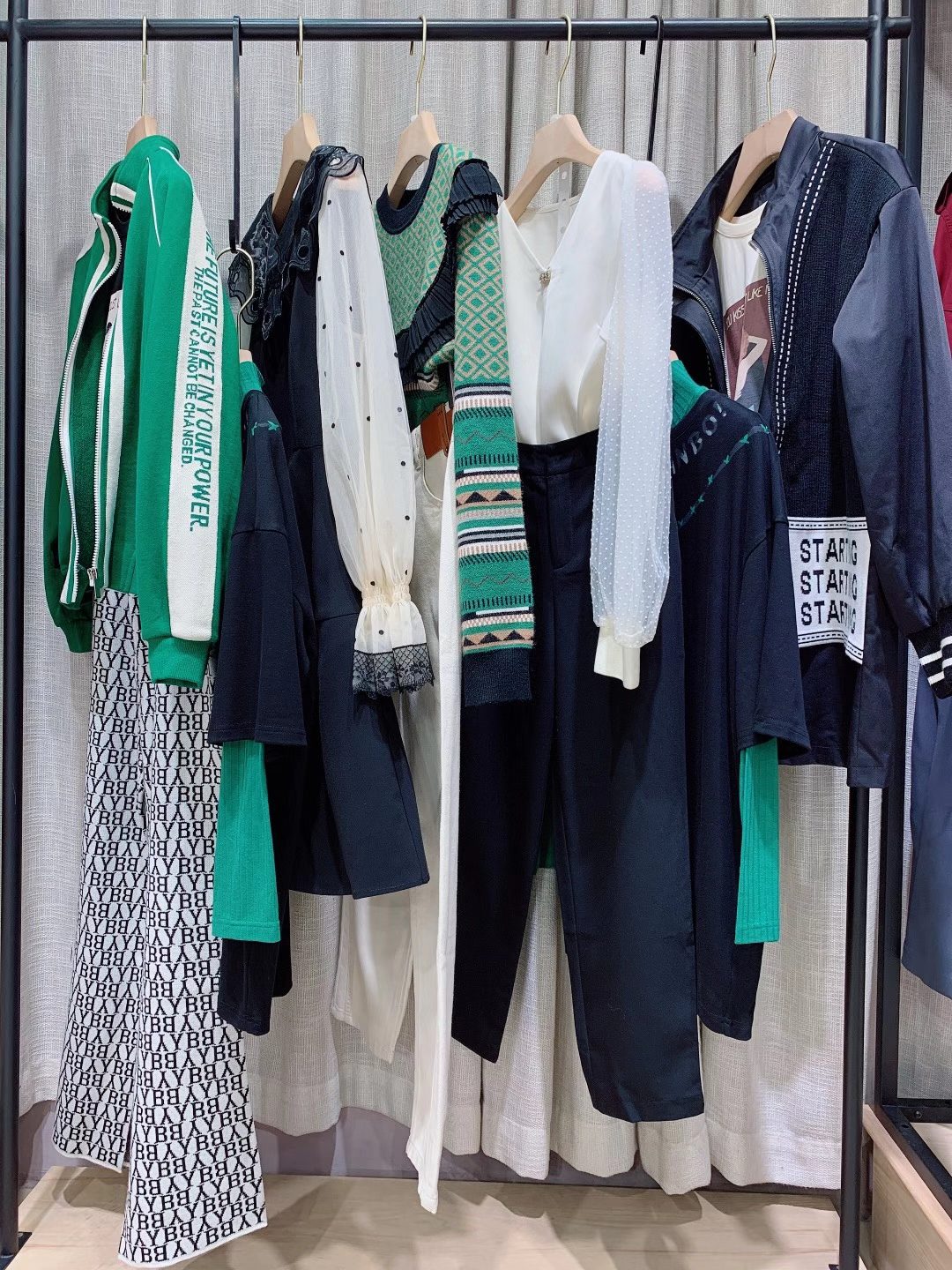 折扣女裝 妍帛 20 22 品牌淘寶店女裝折扣庫(kù)存尾貨進(jìn)貨渠道