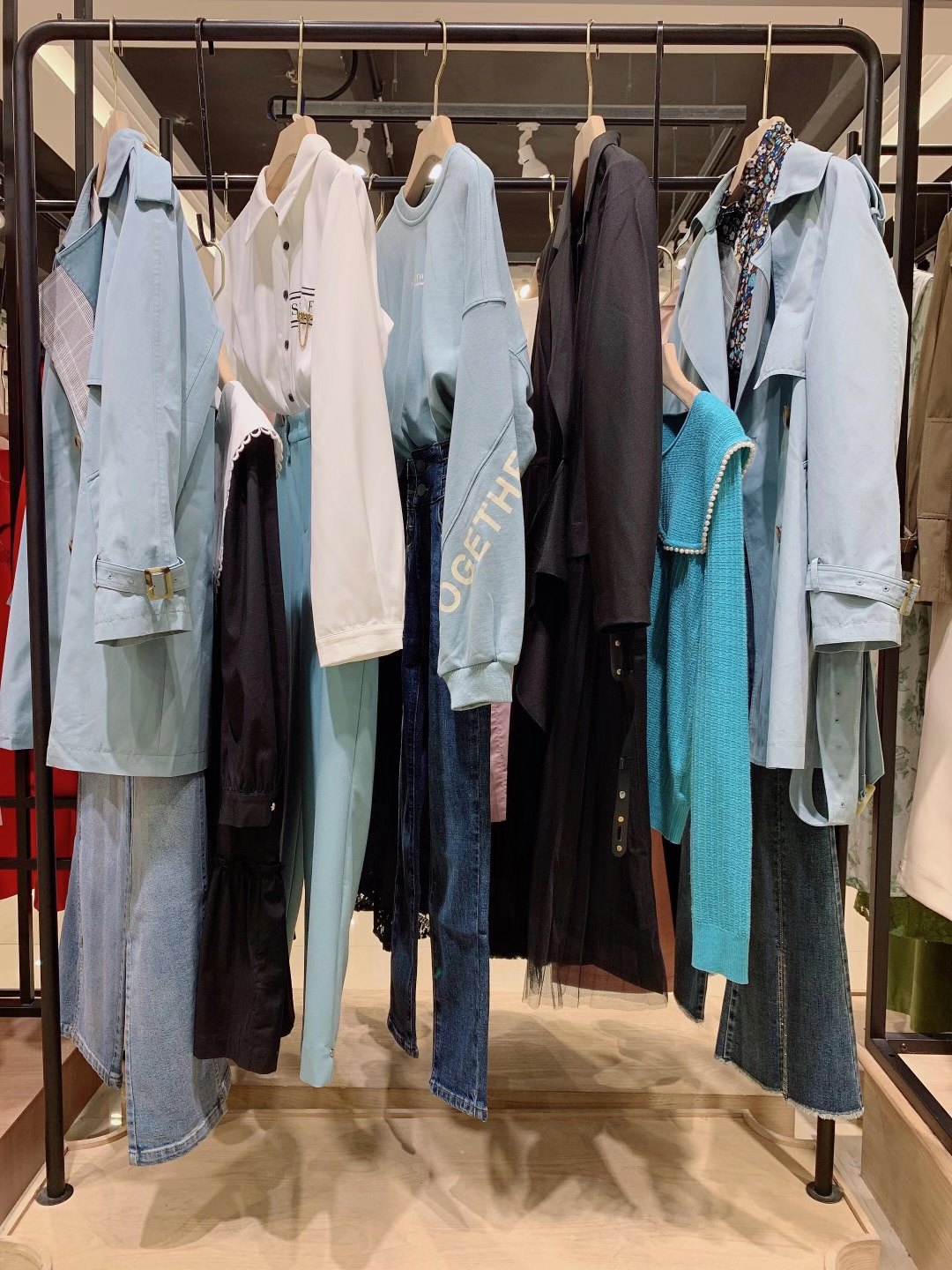 折扣女裝 妍帛 20 22 品牌淘寶店女裝折扣庫(kù)存尾貨進(jìn)貨渠道
