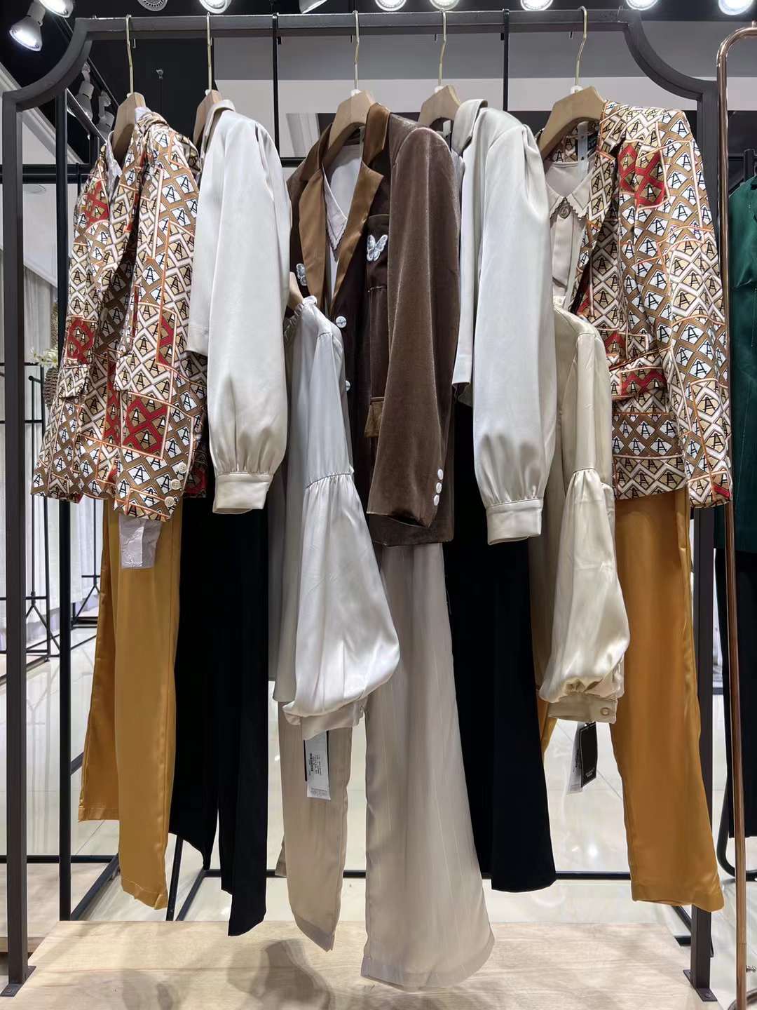 珂萊迪奧22秋裝三標(biāo)齊全高 端品牌折扣女裝批發(fā)供應(yīng)鏈