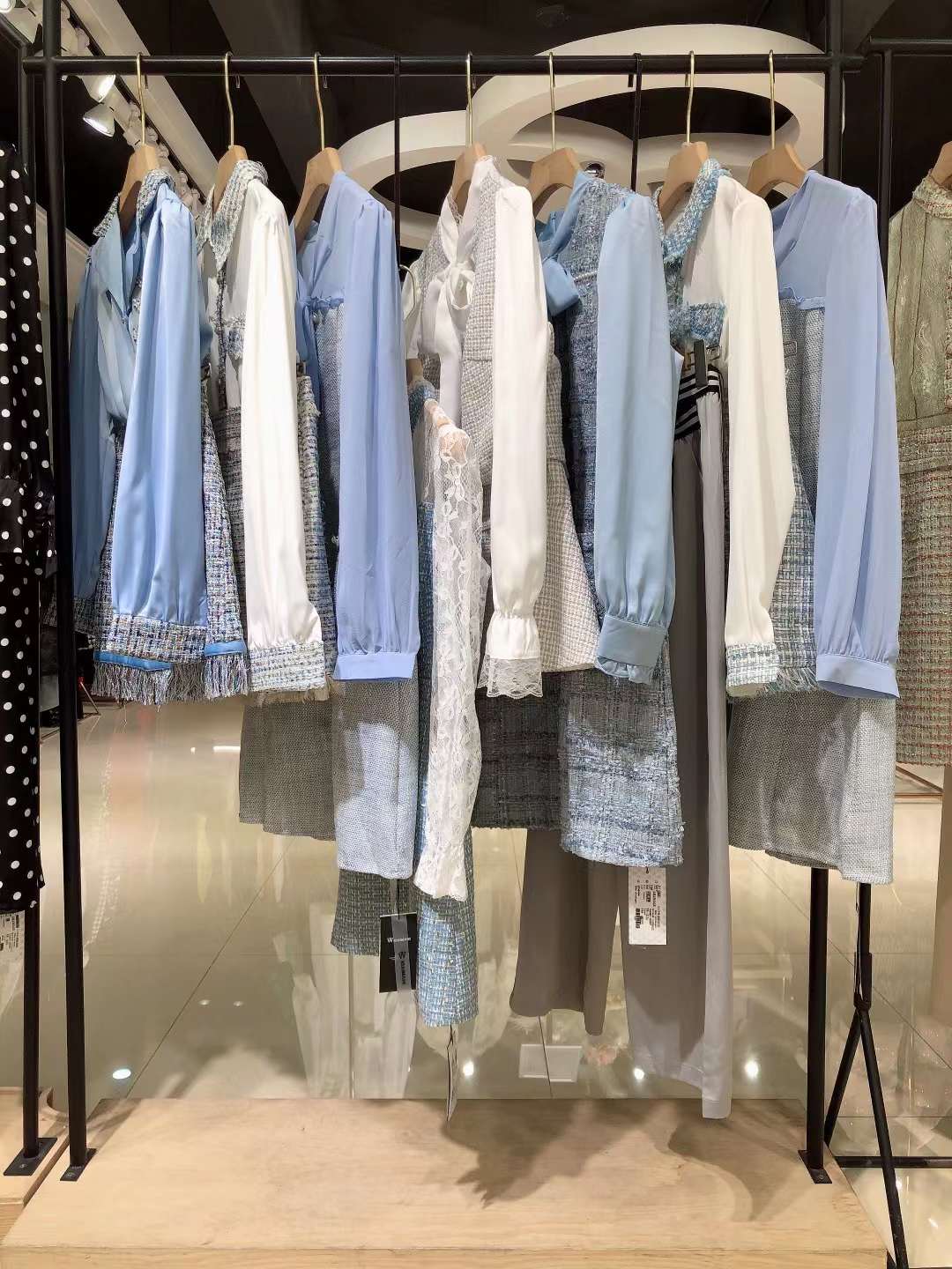 品牌 艾阿瑪尼2022 淘寶店直播貨源當(dāng)季新款女裝庫(kù)存尾貨批發(fā)渠道