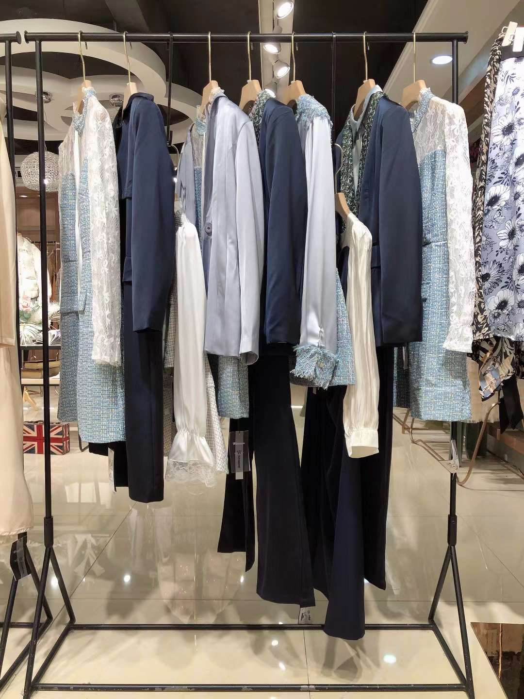 品牌折扣女裝 艾阿瑪尼22秋  直播撤柜品牌女裝尾貨可不可以挑款？
