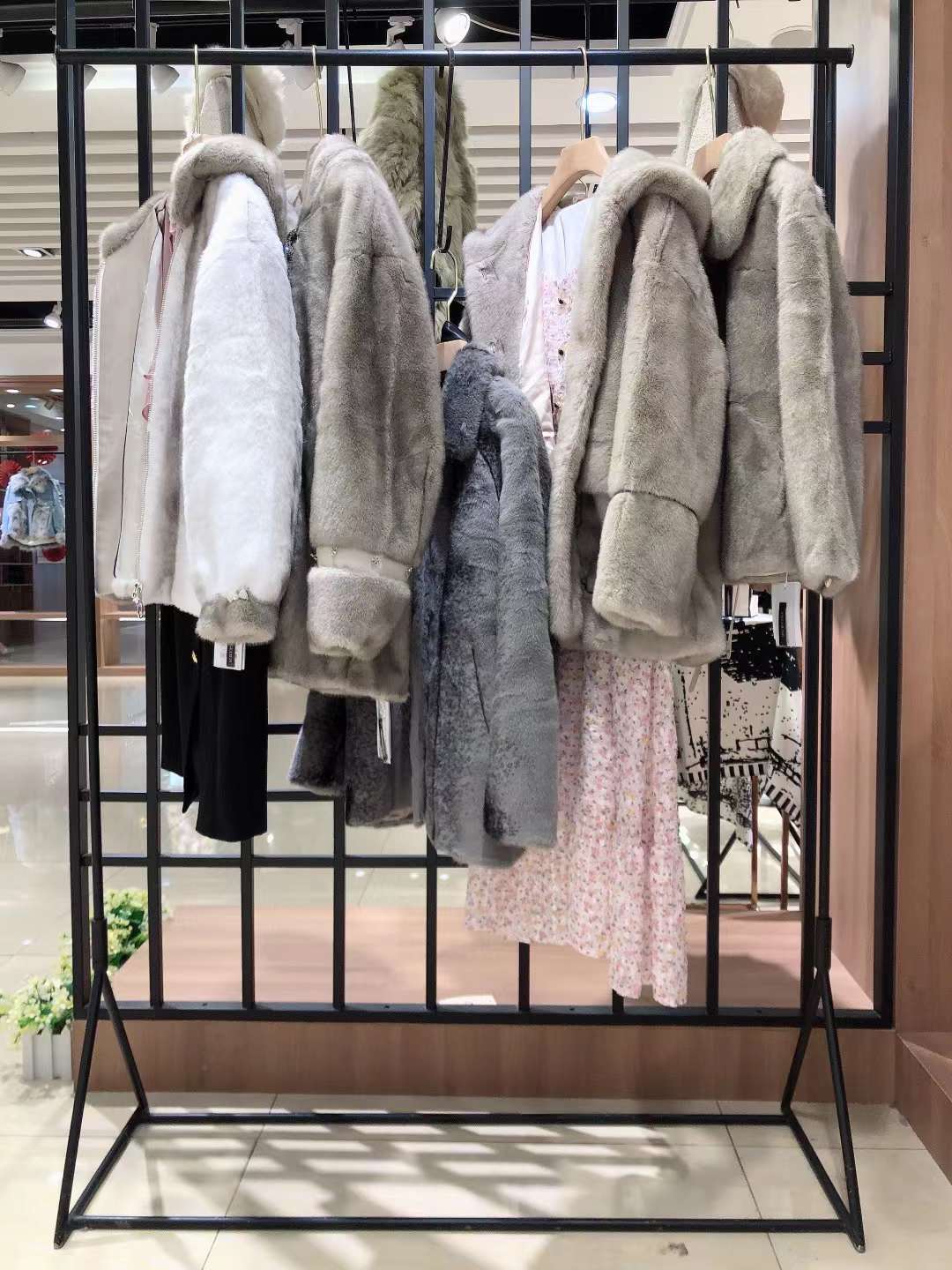 品牌折扣女裝 銀蘭  22冬 直播撤柜女裝折扣庫(kù)存尾貨廠家貨源批發(fā)清倉(cāng)