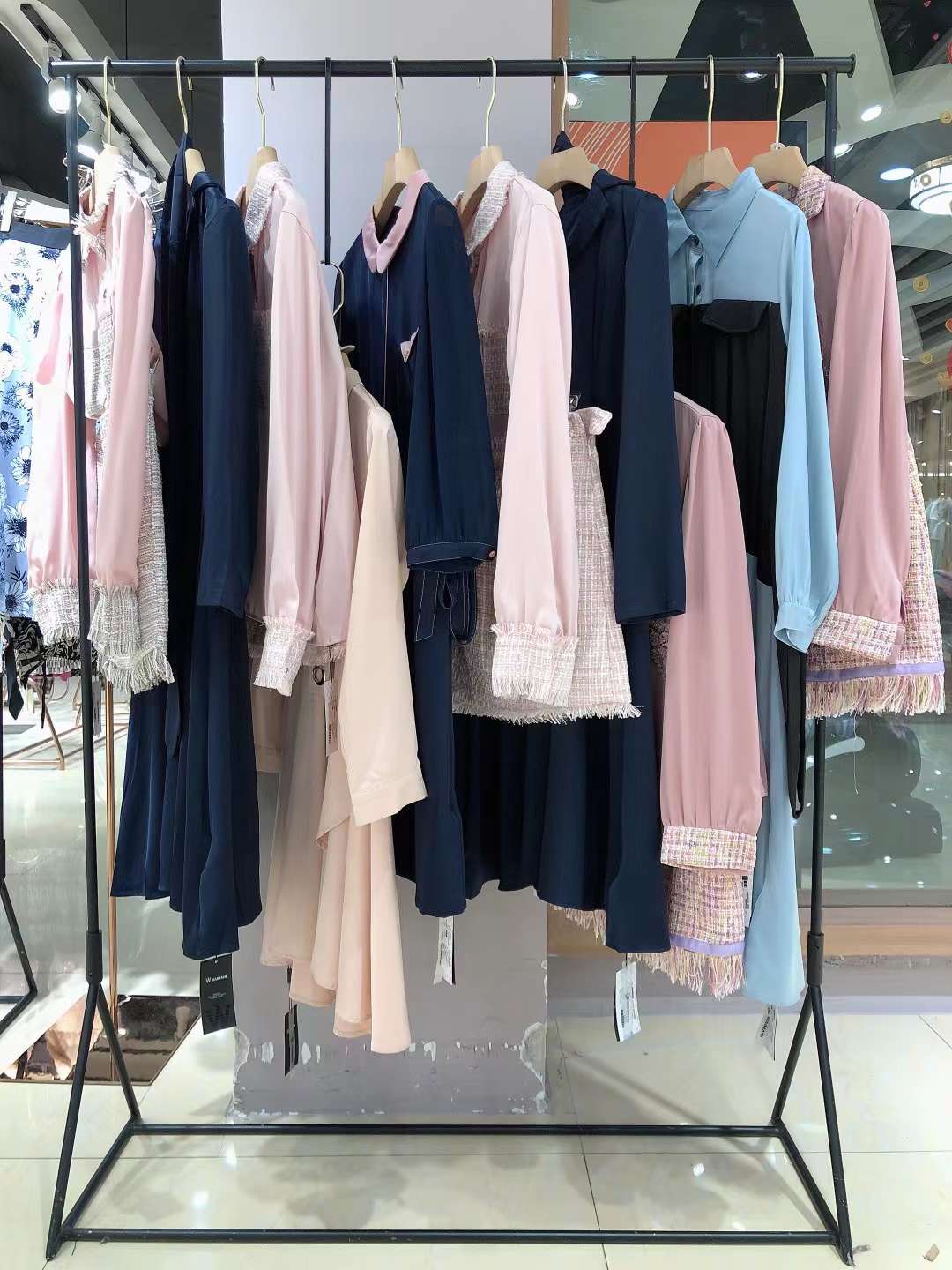品牌折扣女裝 艾阿瑪尼22秋  直播撤柜品牌女裝尾貨可不可以挑款？