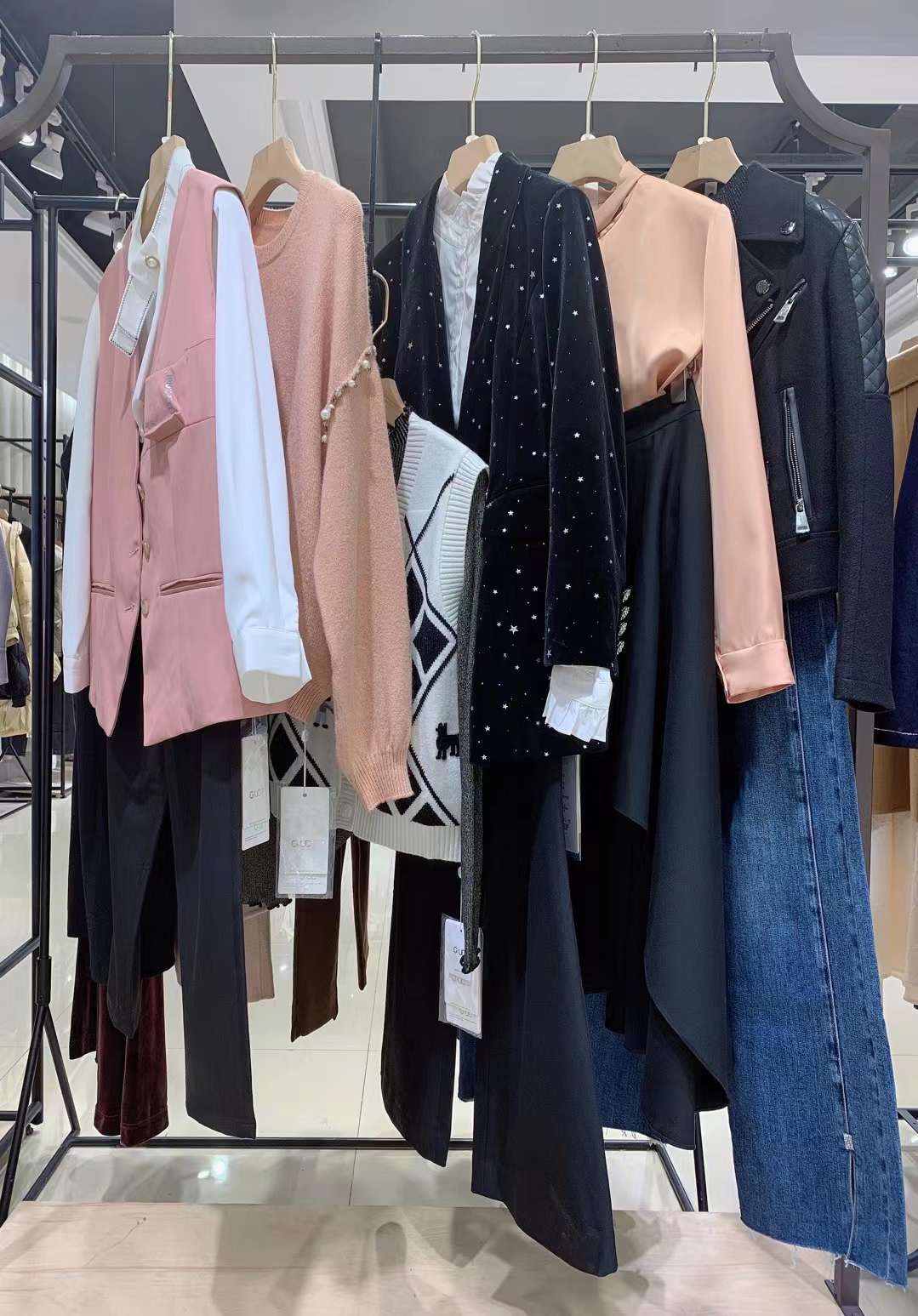 品牌折扣女裝 紀(jì)優(yōu)希2022 秋冬  剪標(biāo)撤柜高端 品牌女裝庫(kù)存尾貨清倉(cāng)市場(chǎng)