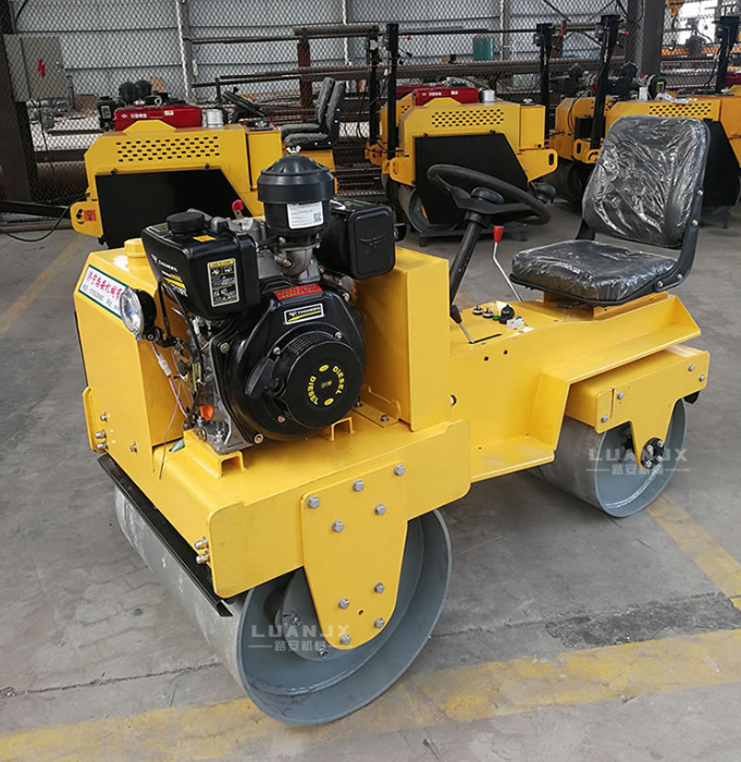 小型壓路機(jī) 駕駛壓路機(jī) 雙鋼輪壓路機(jī)振動(dòng)壓路機(jī) 性能優(yōu)越 易操作 轉(zhuǎn)向靈活