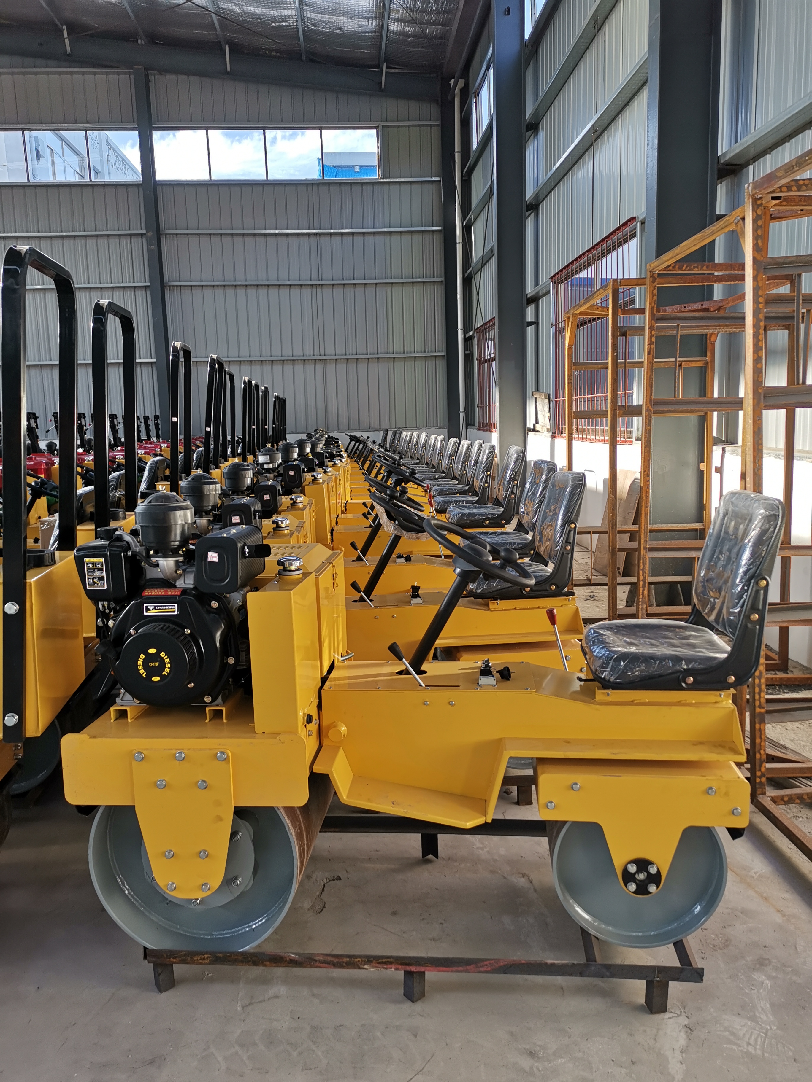 小型壓路機(jī) 駕駛壓路機(jī) 雙鋼輪壓路機(jī)振動(dòng)壓路機(jī) 性能優(yōu)越 易操作 轉(zhuǎn)向靈活
