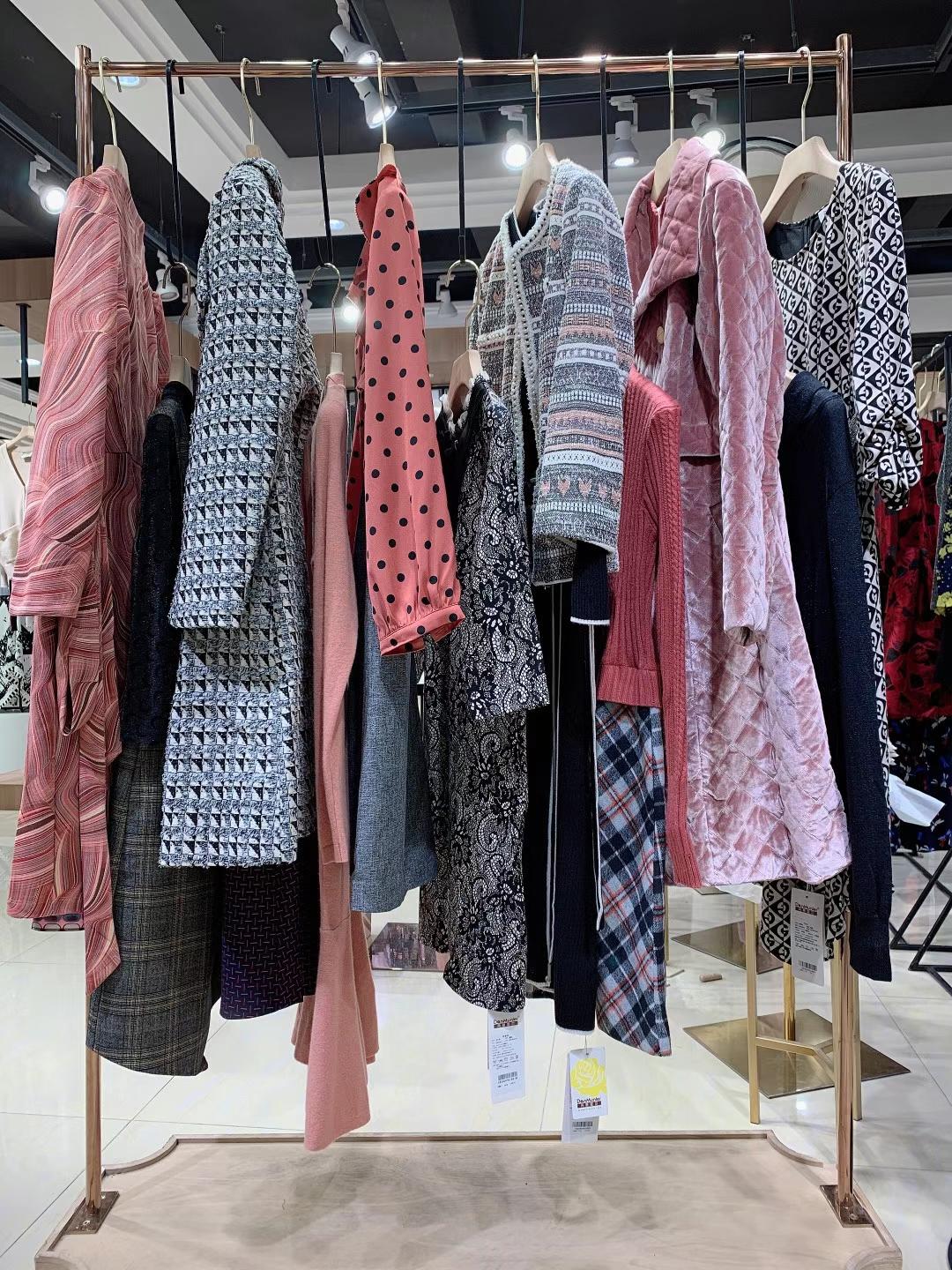 品牌折扣女裝 丹慕妮爾 2022 剪標品牌折扣女裝尾貨貨源批發(fā)市場