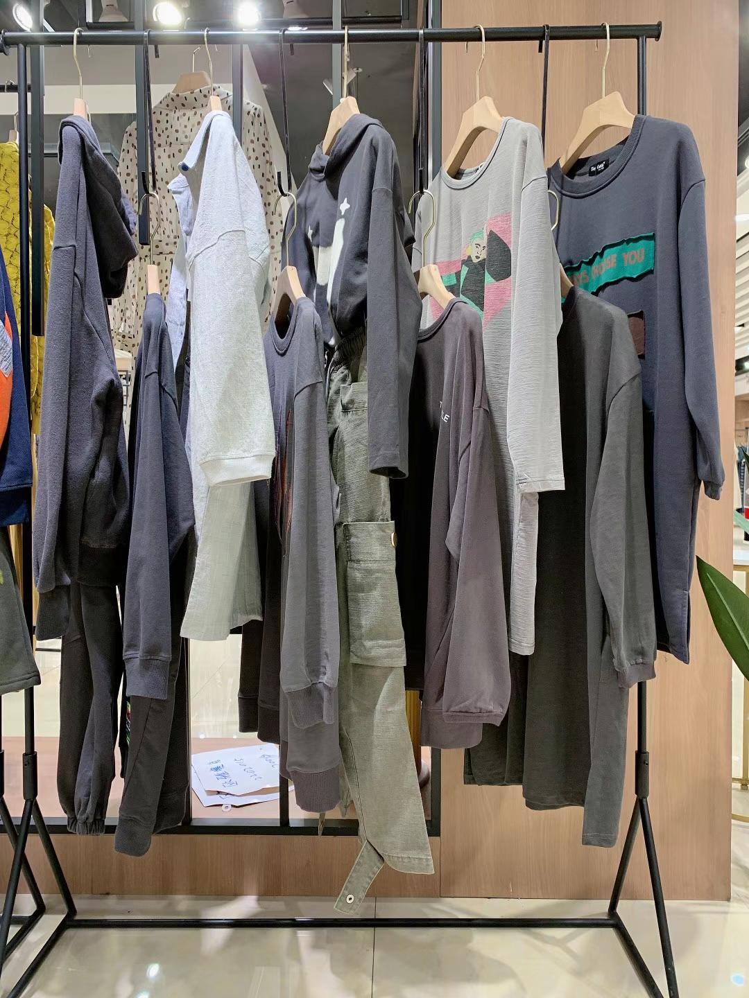 品牌折扣女裝 小漁仔2022 商場專柜品牌女裝折扣庫存尾貨清倉剪標(biāo)一手貨源