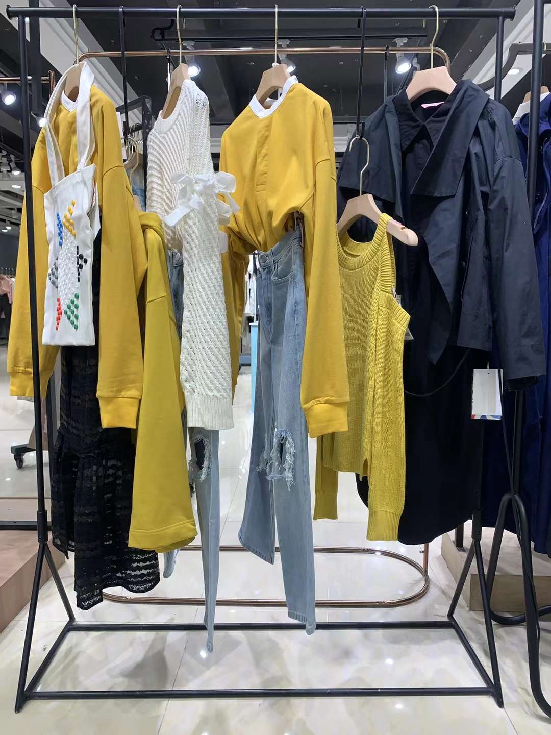 撤柜女裝 RT-Retro Tomorrow2022品牌女裝折扣尾貨批發(fā)市場(chǎng)供應(yīng)商