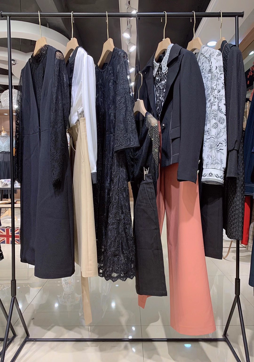 撤柜女裝品牌 珞娜2022秋品牌折扣女裝尾貨庫存進(jìn)貨批發(fā)市場