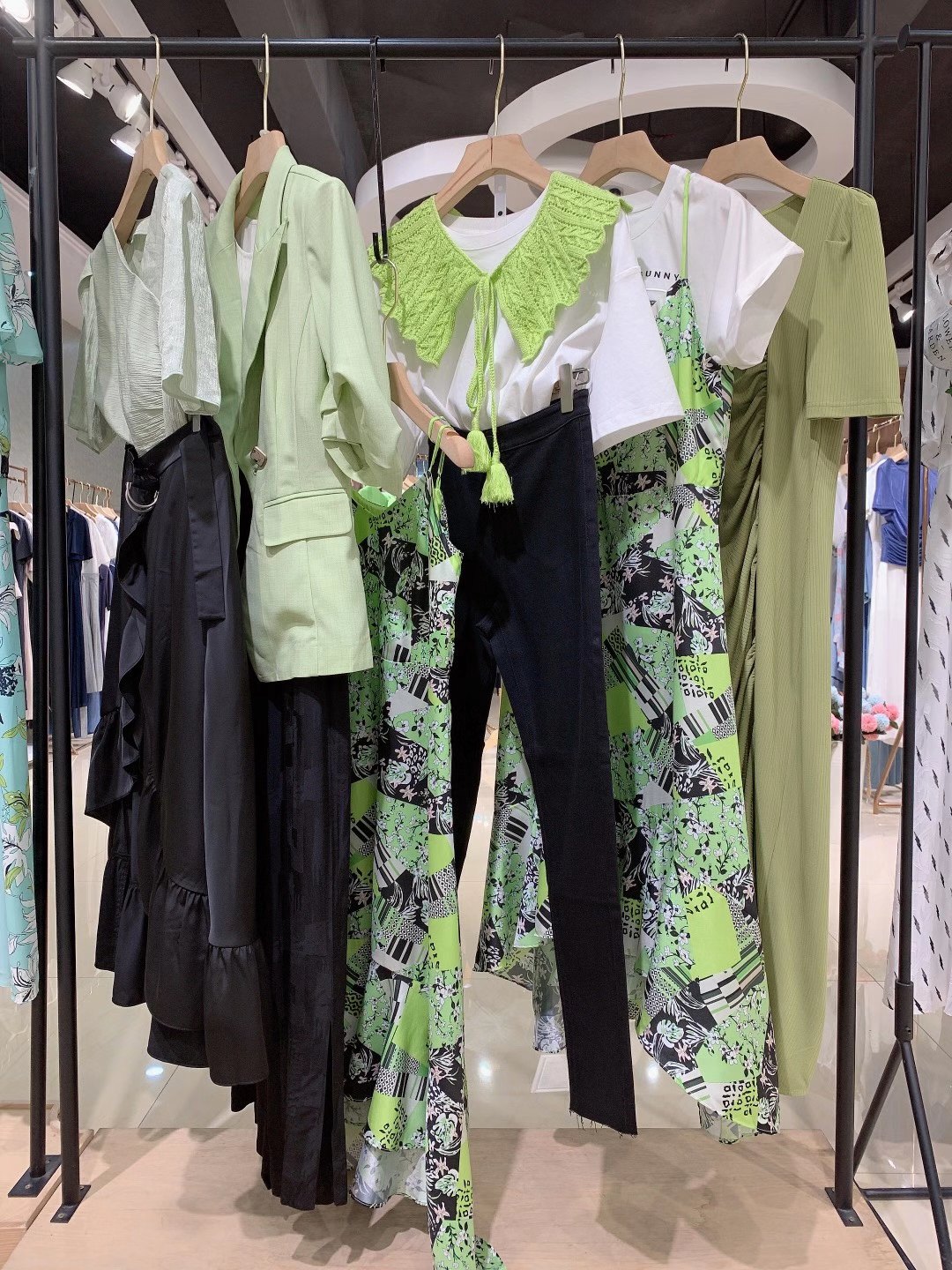 櫥柜女裝貨源 馬婧2022夏大碼品牌女裝折扣尾貨清倉供應商