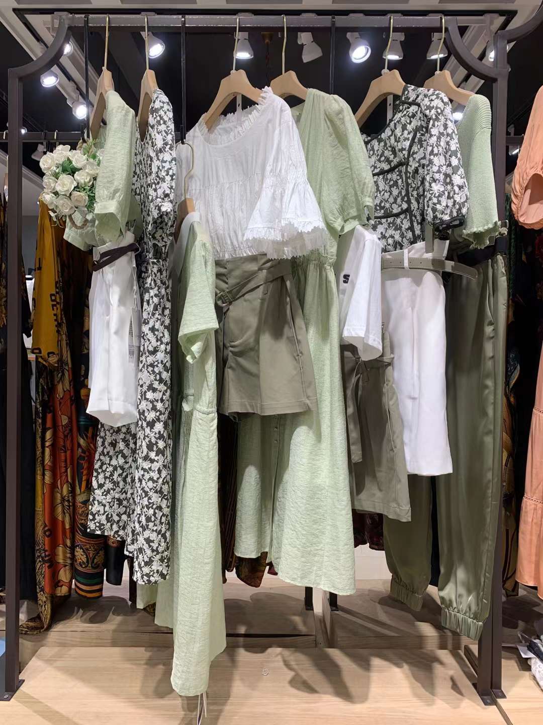 撤柜女裝貨源 青葵2022夏大 牌品牌女裝折扣尾貨一手貨源批發(fā)