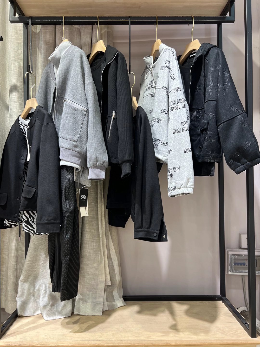 撤柜女裝一手貨源九度&花絮2022秋冬 萬達撤柜品牌女裝折扣店尾貨庫存拿貨供應(yīng)鏈