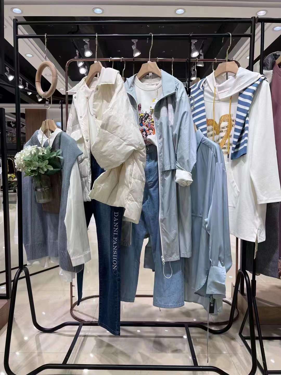 香港時尚大碼女裝品牌【莉佳麗】22秋冬實體店直播間品牌折扣女裝專柜撤柜批發(fā)貨源