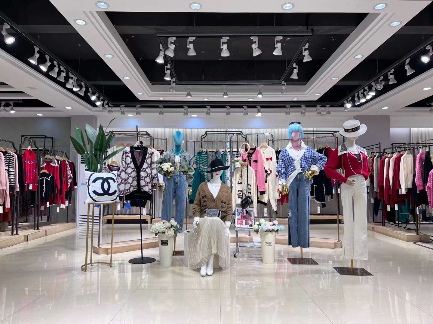 女裝一手貨源 歌笛曼2022冬 剪標(biāo)品牌折扣女裝尾貨貨源批發(fā)市場(chǎng)