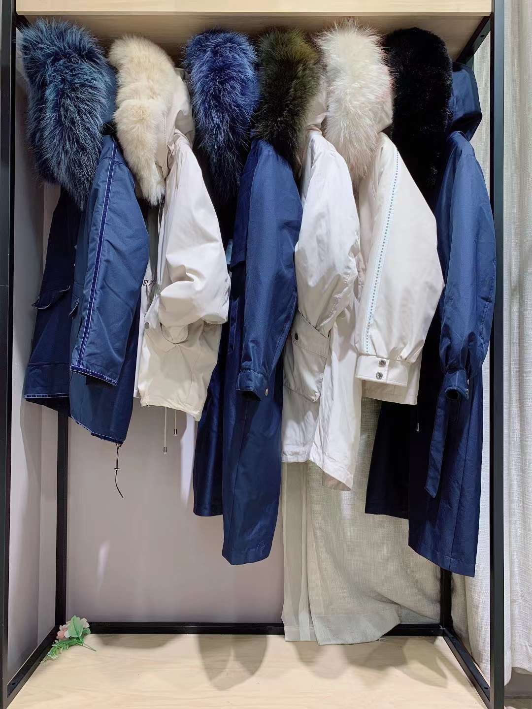 雪丹枝·派克羽絨服22冬女裝批發(fā)貨源一手價格 皮草派克派克羽絨專柜女裝折扣店直播價格