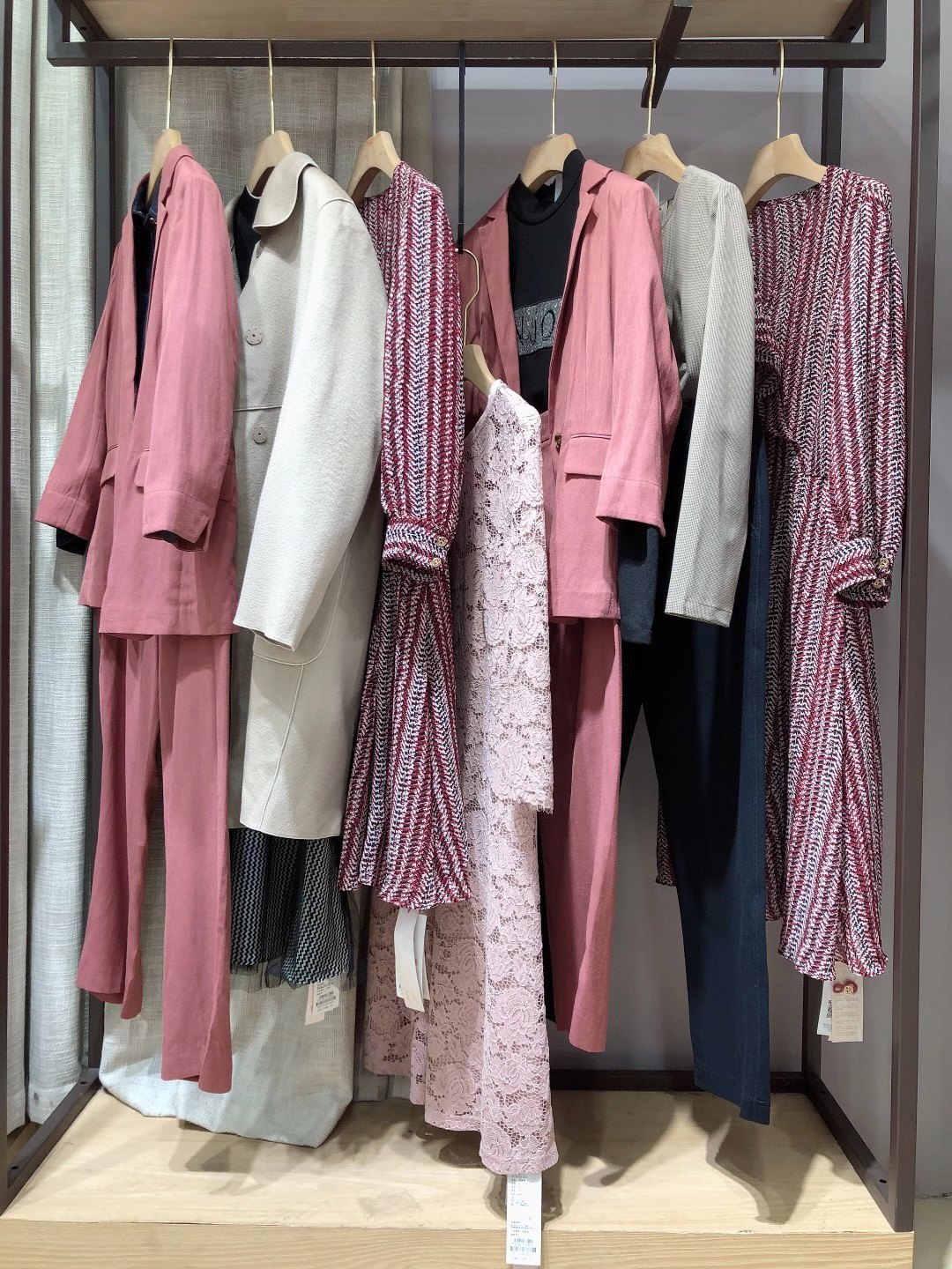 撤柜折扣女裝 華人杰2022秋冬 撤柜剪標(biāo)的女裝尾貨供應(yīng)商怎么找？