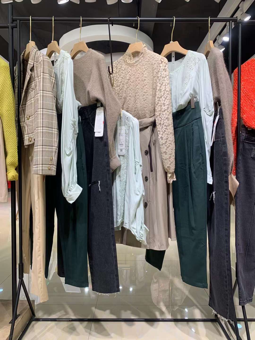 女裝一手貨源 你我約定2022秋冬 剪標(biāo)撤柜女裝尾貨拿貨的流程是怎么樣的？