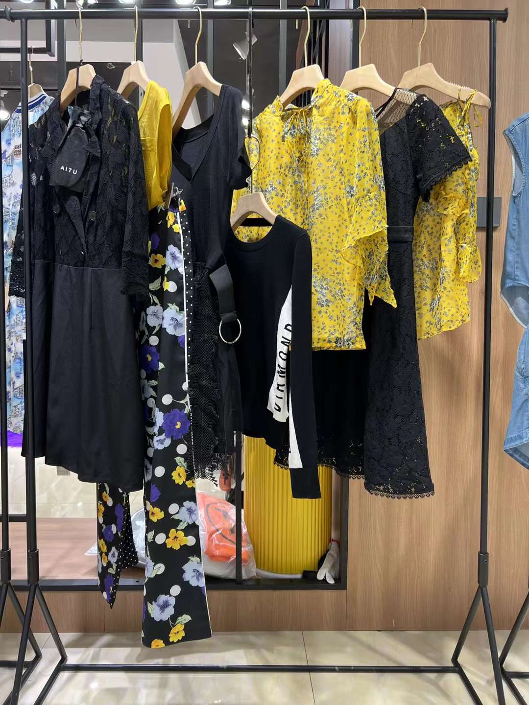正 品女裝尾貨 艾托奧2022秋專柜撤柜剪標女裝尾貨直播廠家直 供基地