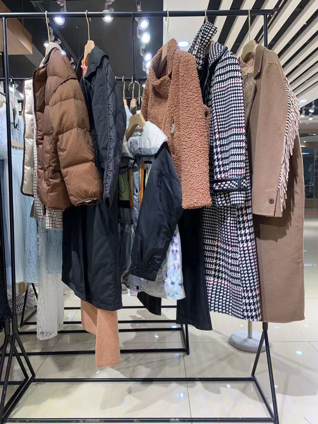 撤柜折扣女裝 婉甸2022冬 撤柜剪標(biāo)折扣女裝庫(kù)存尾貨一手貨源在哪里買(mǎi)？
