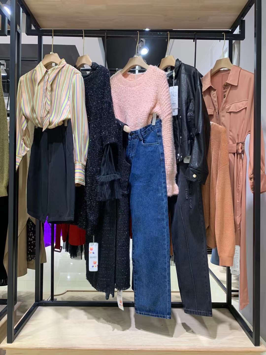 女裝一手貨源 你我約定2022秋冬 剪標(biāo)撤柜女裝尾貨拿貨的流程是怎么樣的？