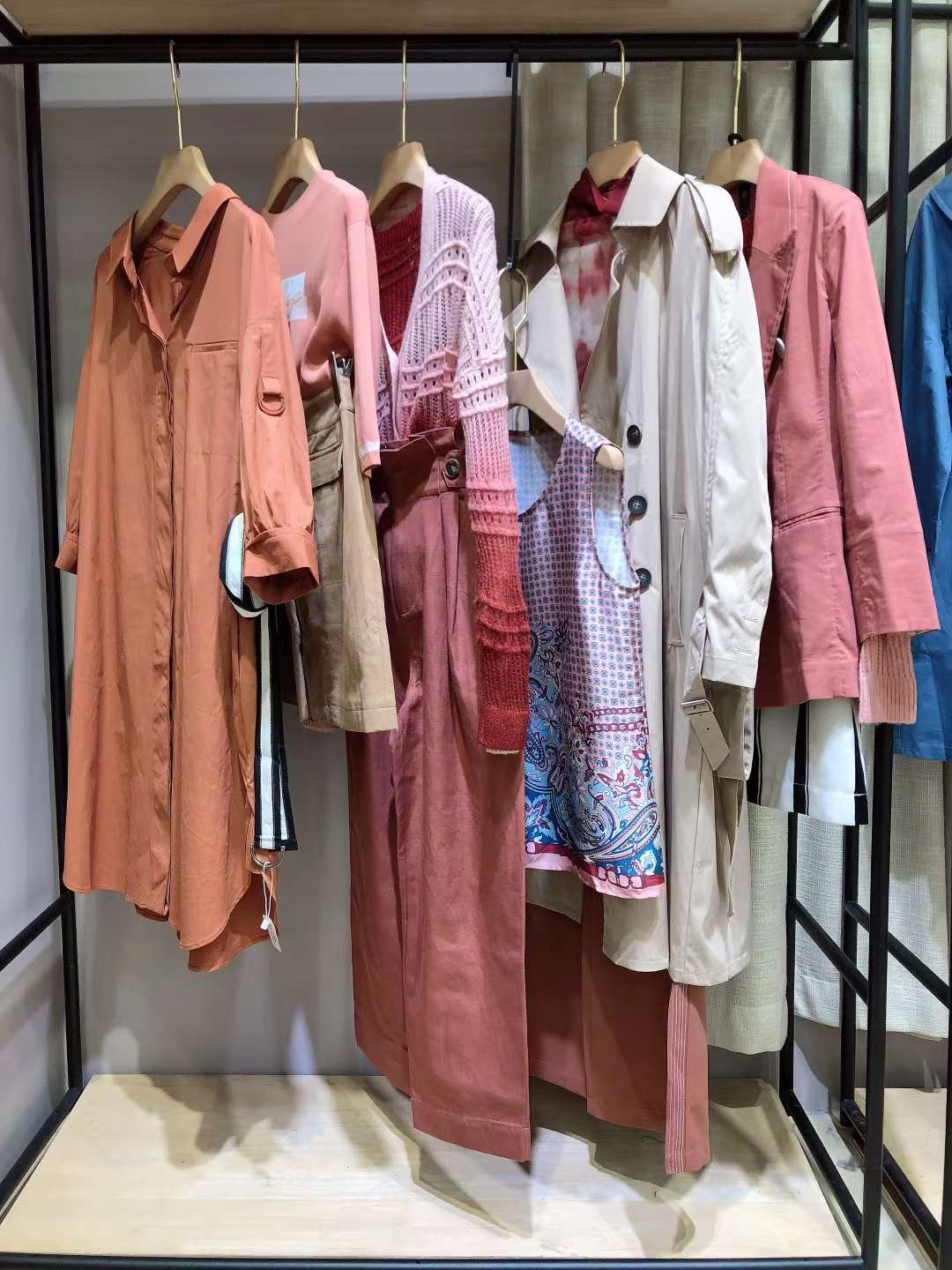專柜廠家女裝 郁香菲2022秋正 品剪標(biāo)女裝清倉批發(fā)貨源低 價是多少？