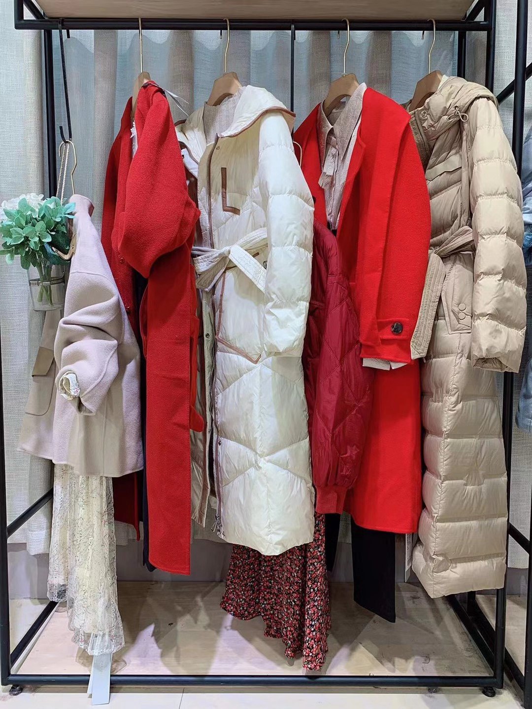 實(shí)體店品牌女裝是正 品嗎批發(fā)貨源哪里有？品牌女裝 卡拉貝斯2022冬