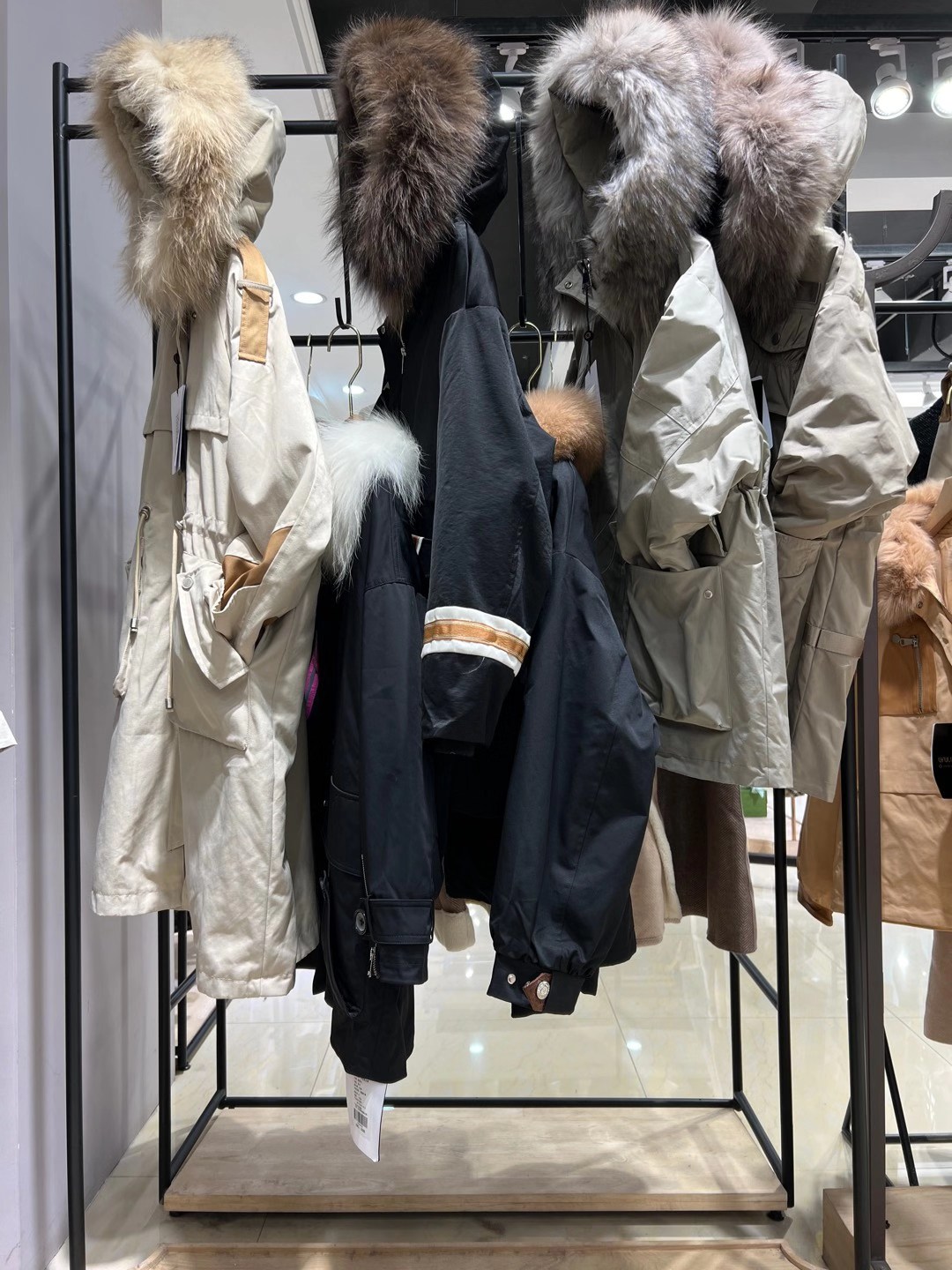 實(shí)體店品牌折扣女裝大 牌尾貨一手貨源批發(fā) 皮草派克服2022冬
