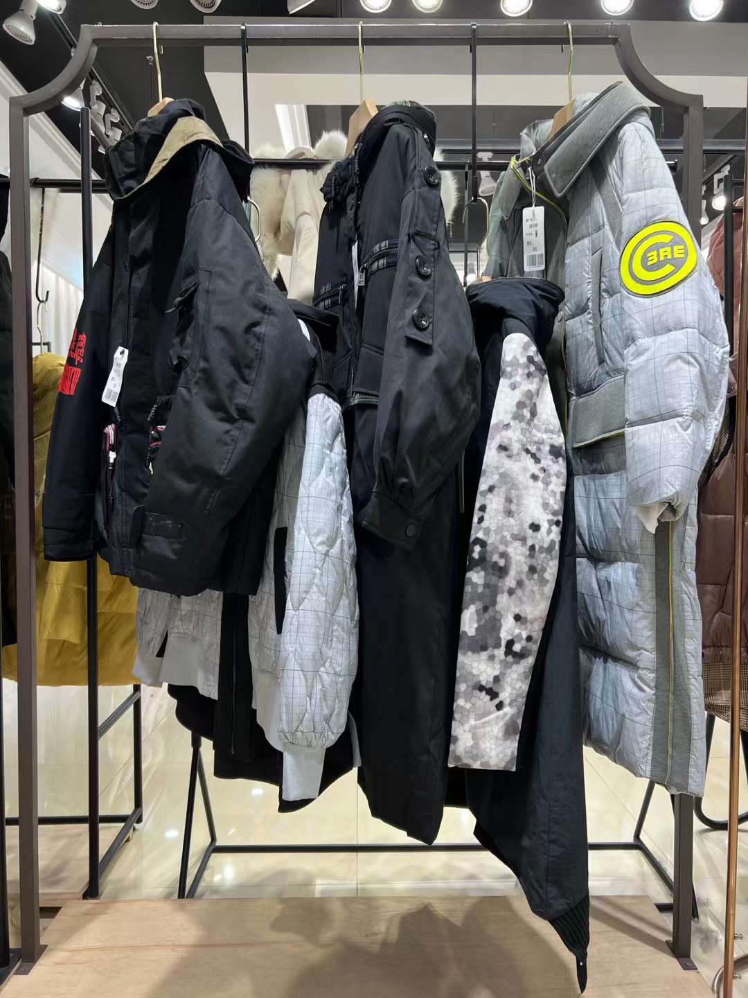 羽絨服艾莉緹2022冬 杭州原創(chuàng)品牌折扣女裝有哪些牌子？