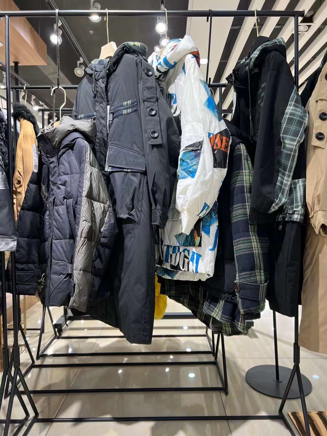 羽絨服艾莉緹2022冬 杭州原創(chuàng)品牌折扣女裝有哪些牌子？