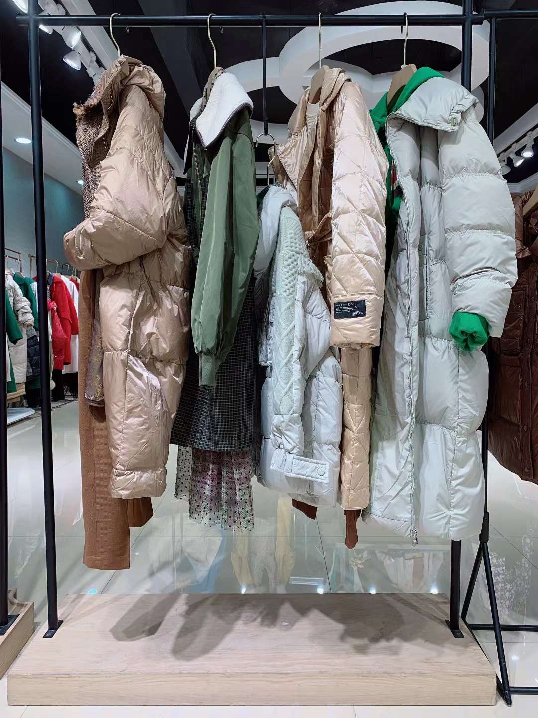 品牌折扣女裝尾貨雜款一手貨源批發(fā)供應(yīng)鏈 蒂言2022冬