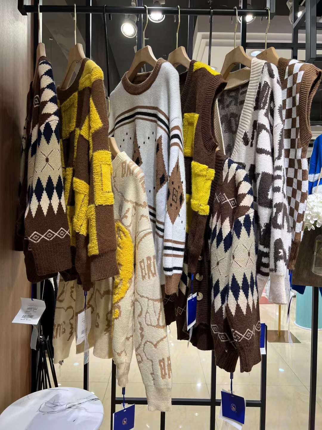 廣州的品牌折扣女裝走份批發(fā)公司哪家好？撤柜折扣女裝 吉米小熊藍系標列2022冬