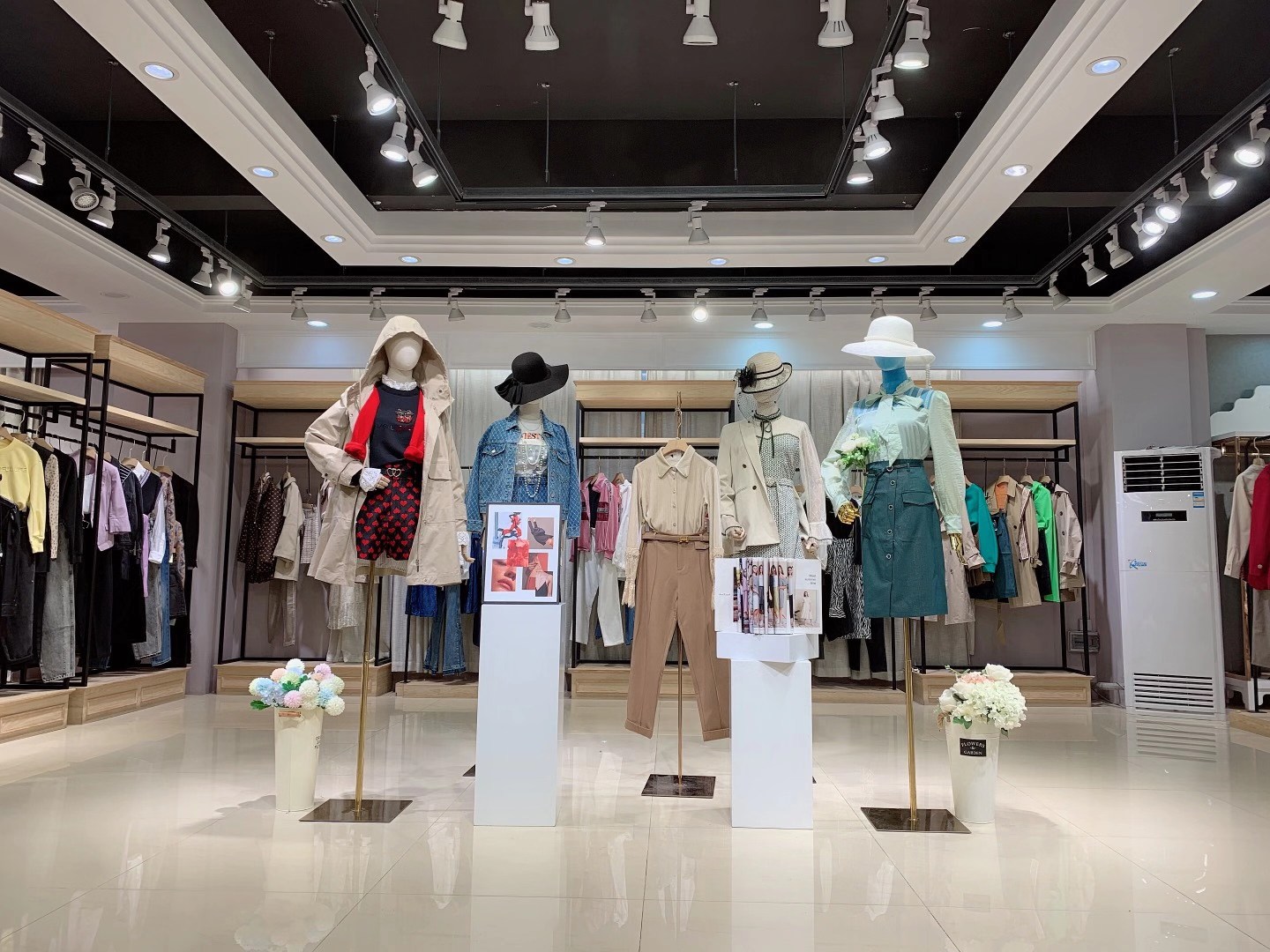品牌折扣女裝庫(kù)存女裝批發(fā)貨源哪里有？撤柜女裝尤西子2022