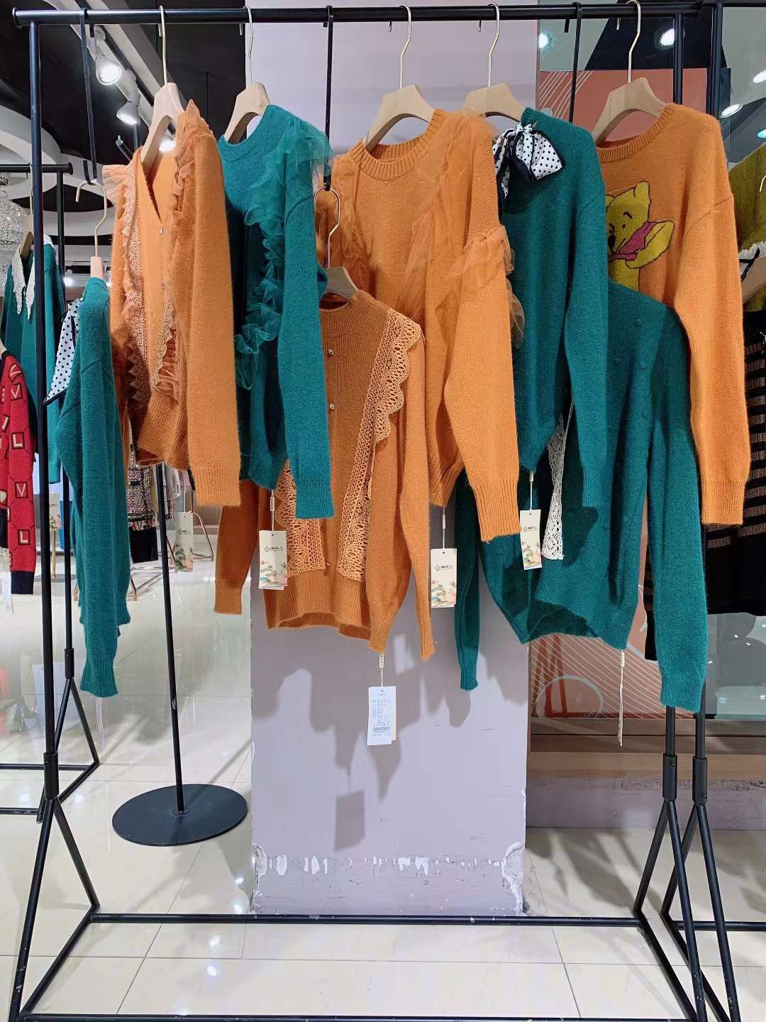 品牌折扣女裝服裝庫存尾貨貨源批發(fā)進(jìn)貨渠道 古丘谷兒2022羊毛衫女裝批發(fā)
