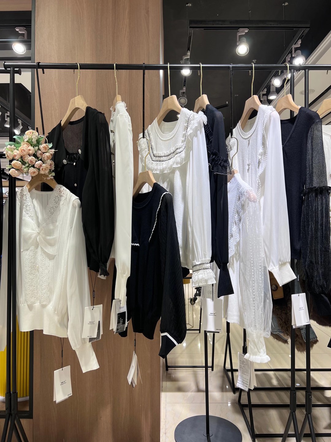 大碼品牌折扣女裝尾貨貨源實(shí)體店直播間進(jìn)貨渠道 女裝批發(fā)茜娜女神2022秋