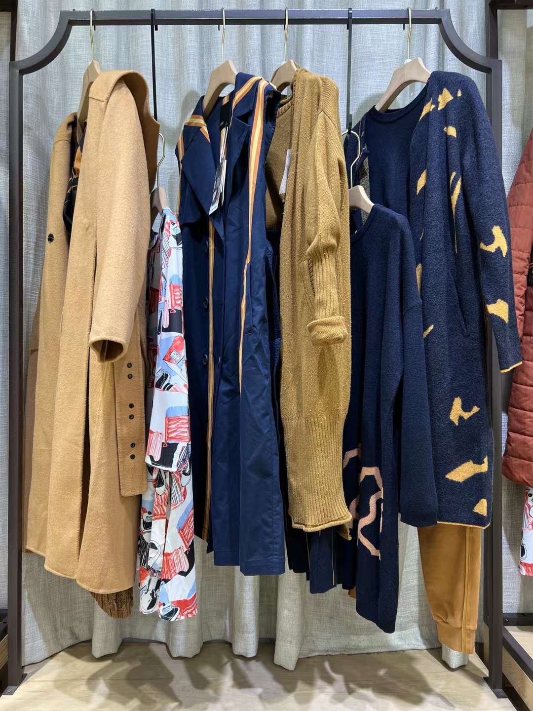 女裝批發(fā) 熙然2022秋冬品牌折扣女裝尾貨雜款庫存批發(fā) 杭州四季青女裝貨源批發(fā)