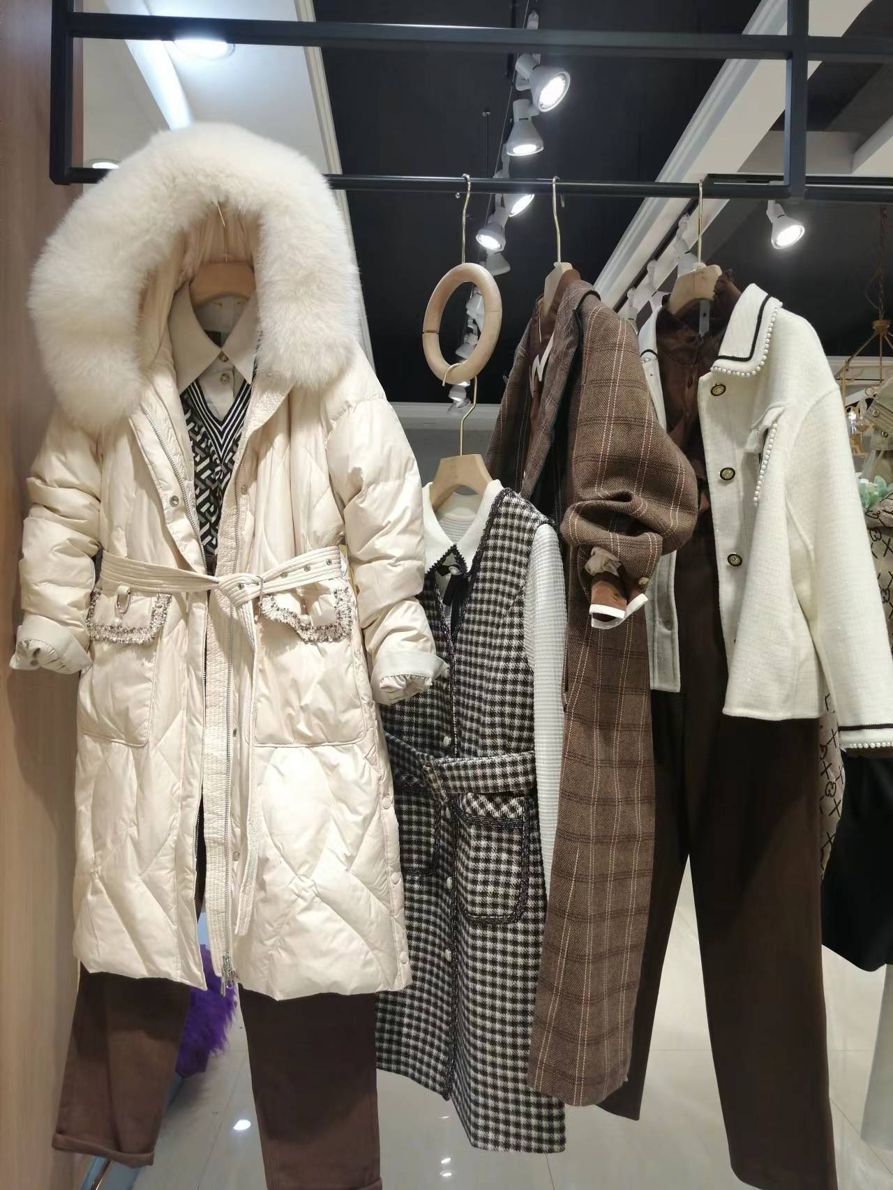 珞娜2022 秋冬高端專柜品牌折扣女裝批發(fā)一手貨源四季青尾貨