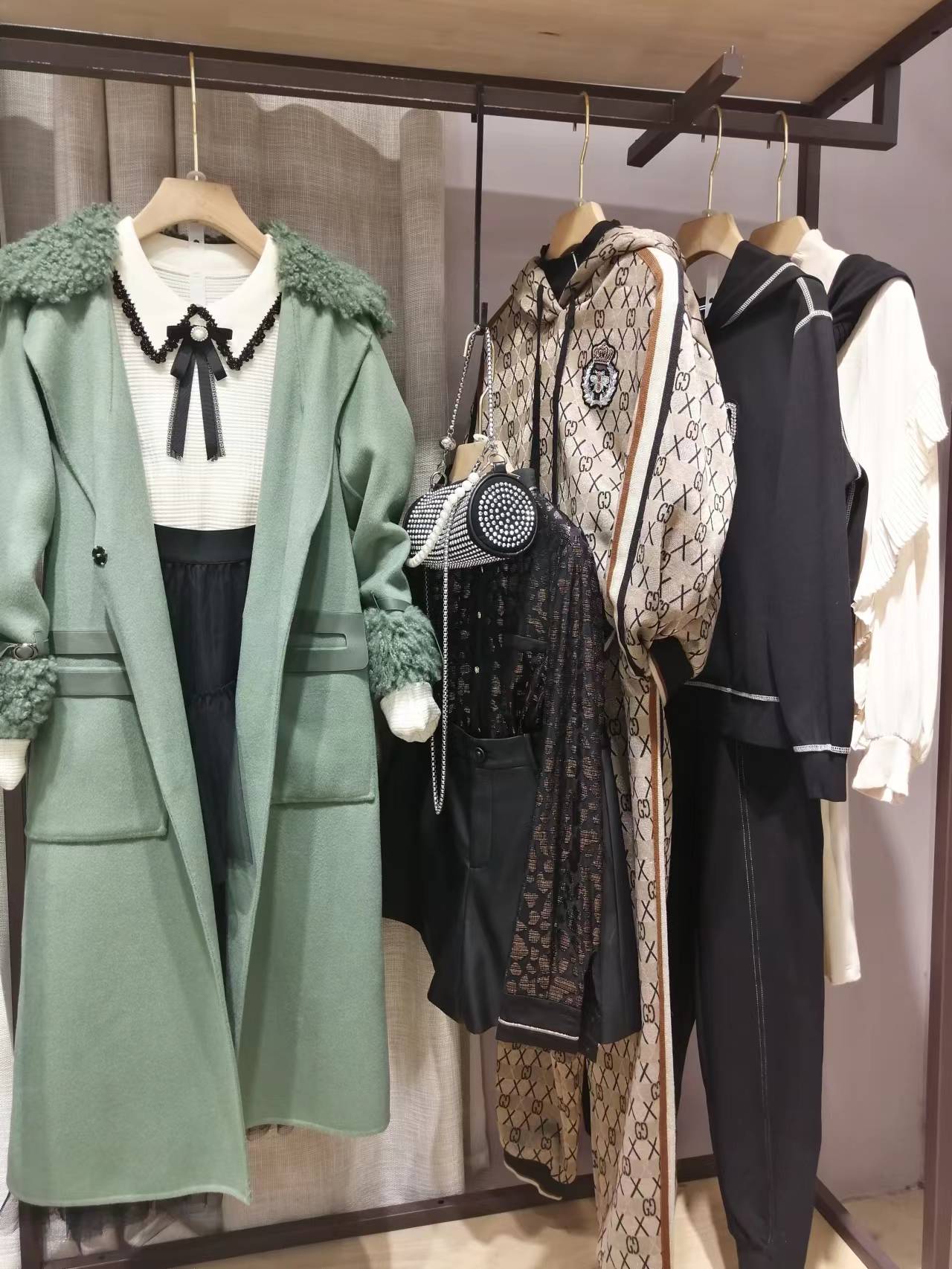珞娜 2022秋冬專柜撤柜品牌女裝直播間實(shí)體店尾貨批發(fā)雜款清倉(cāng)