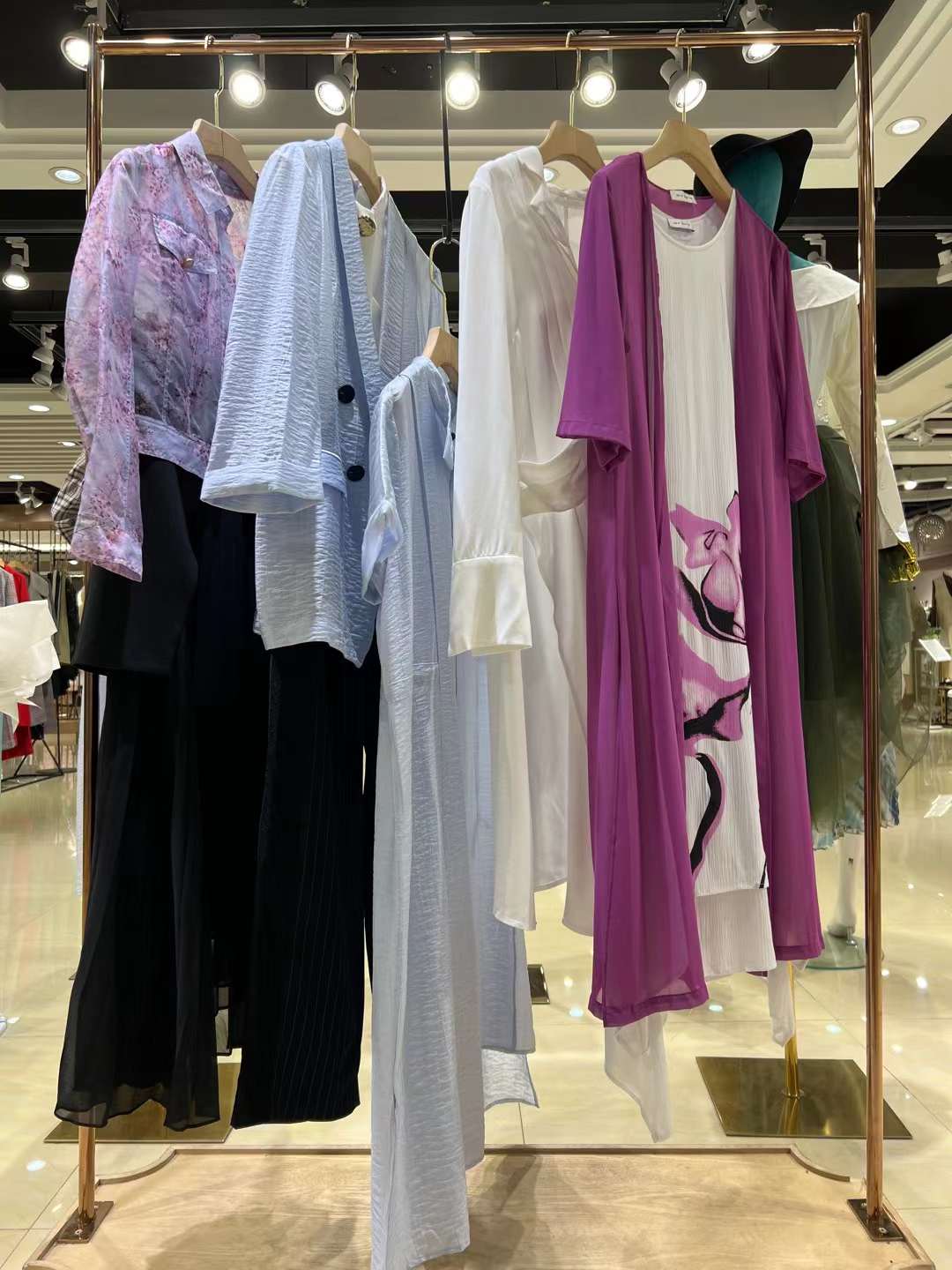 圖拉2023春品牌折扣女裝剪標(biāo)實(shí)體店直播一手貨源清倉批發(fā)